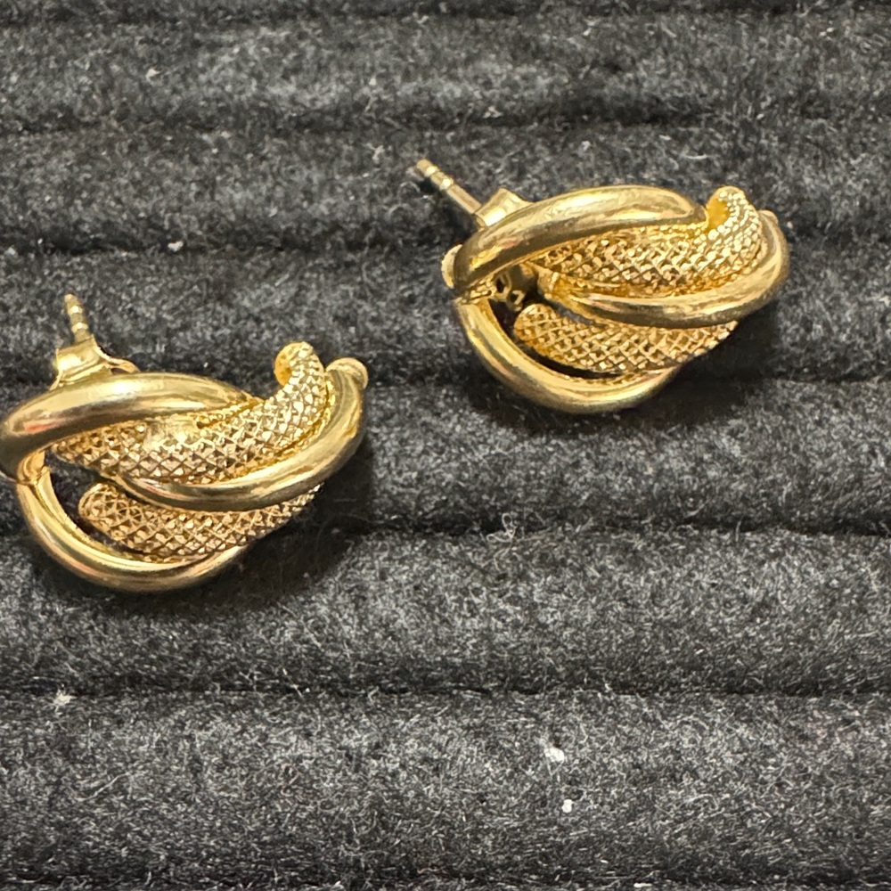 18K Saudi Gold Earrings 1.3 Grams - Picture 6 of 7